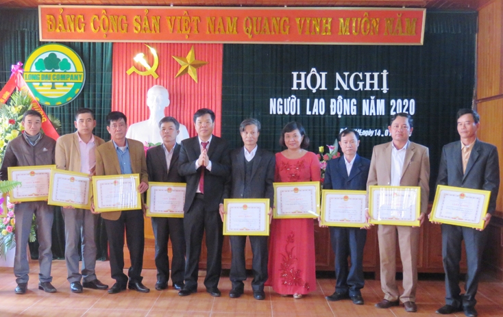    Công tác tuyên dương, khen thưởng các tập thể, cá nhân luôn được lãnh đạo Công ty TNHH MTV LCN Long Đại quan tâm thực hiện.