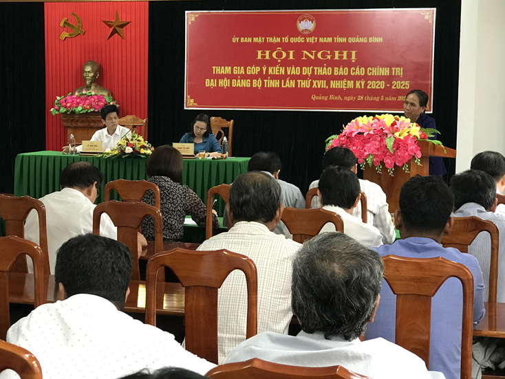 Đại biểu đại diện các già làng, trưởng bản tham gia góp ý vào Dự thảo báo cáo chính trị Đại hội Đảng bộ tỉnh lần thứ XVII