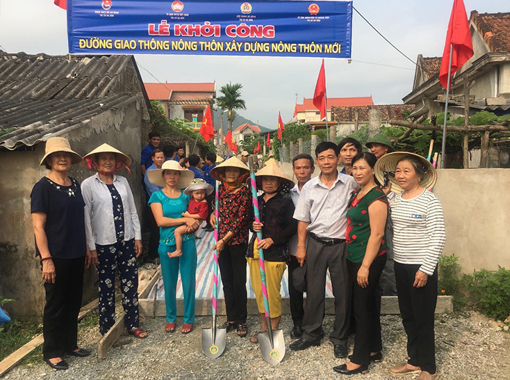 Phong trào làm đường giao thông nông thôn mới được người dân TX. Ba Đồn tích cực hưởng ứng