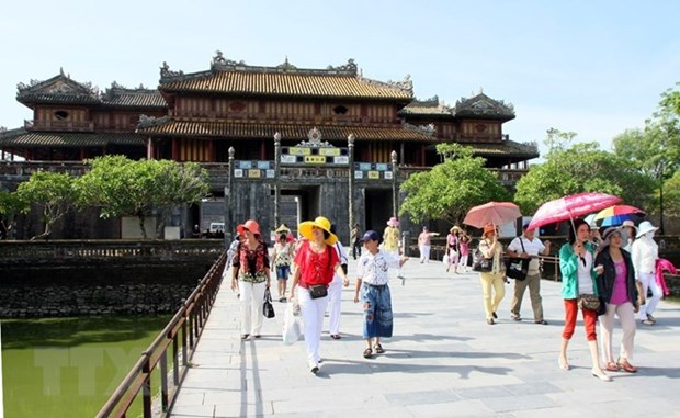  Du khách tham quan Đại nội-Huế. (Ảnh: Huy Hùng/TTXVN)