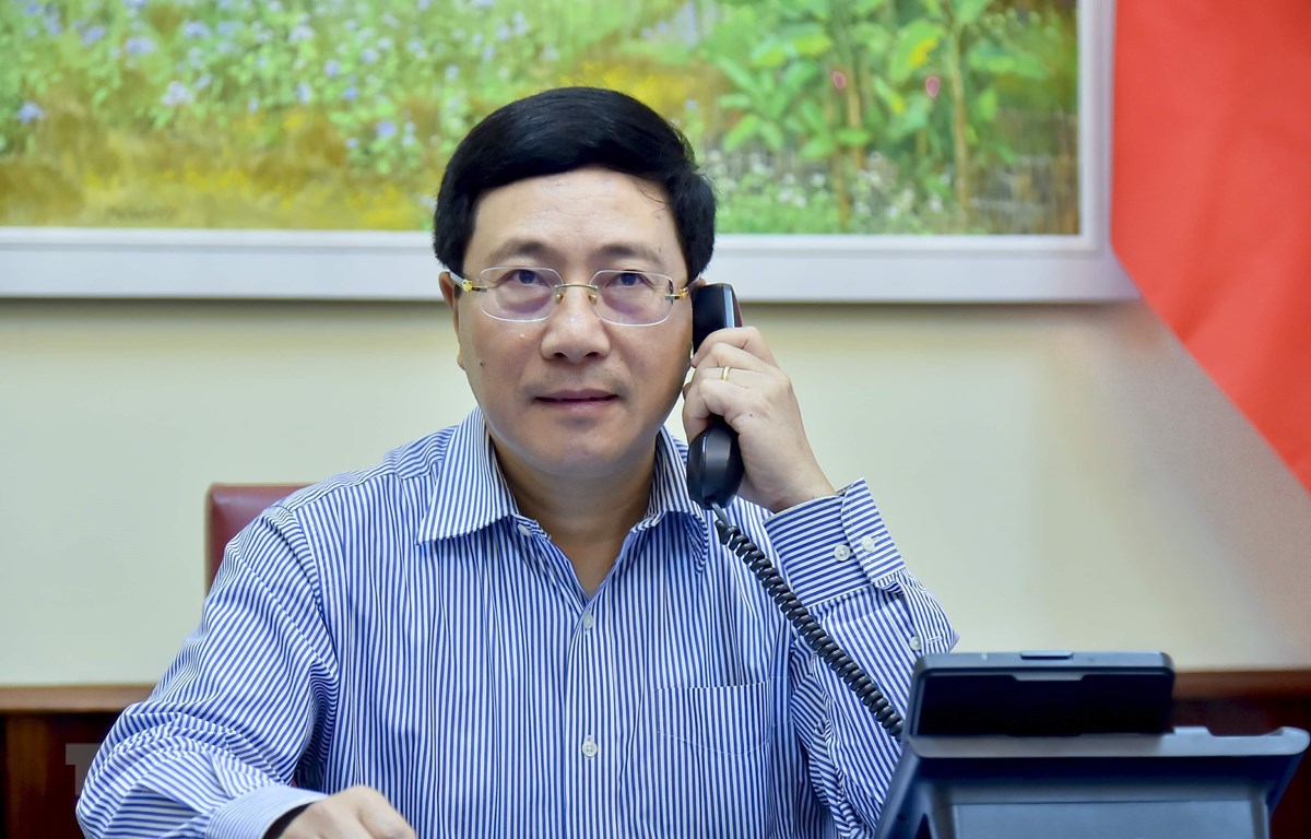 Phó Thủ tướng Phạm Bình Minh điện đàm với Bộ trưởng Ngoại giao Nga Sergei Lavrov. (Ảnh: Văn Điệp/TTXVN)