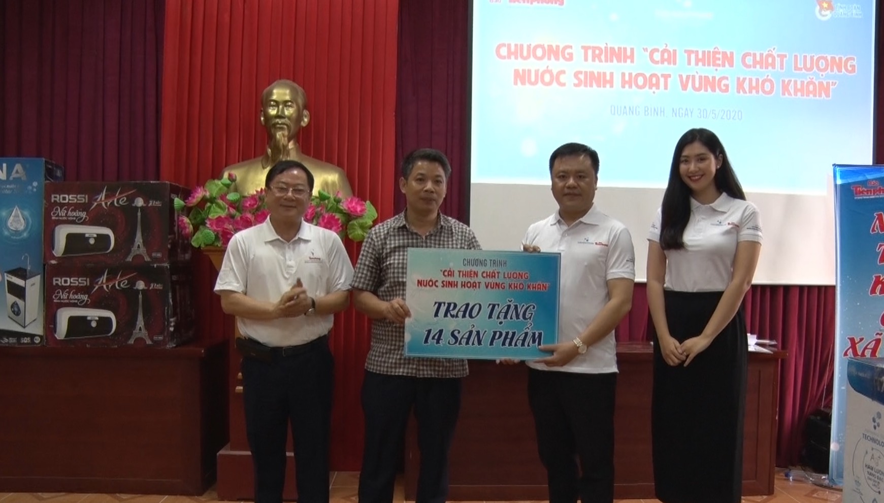 Lãnh đạo Báo Tiền phong; Tập đoàn Tập đoàn Tân Á Đại Thành và Người đẹp truyền thông cuộc thi hoa hậu Báo Tiền phong năm 2018 Phạm Ngọc Linh trao biển tượng trưng quà tặng cho UBND huyện Minh Hóa.