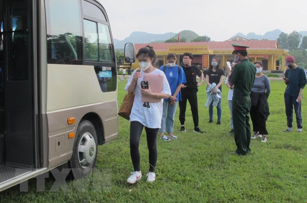 Các công dân hoàn thành thời gian cách ly chuẩn bị trở về địa phương. (Ảnh: Hải Yến/TTXVN)