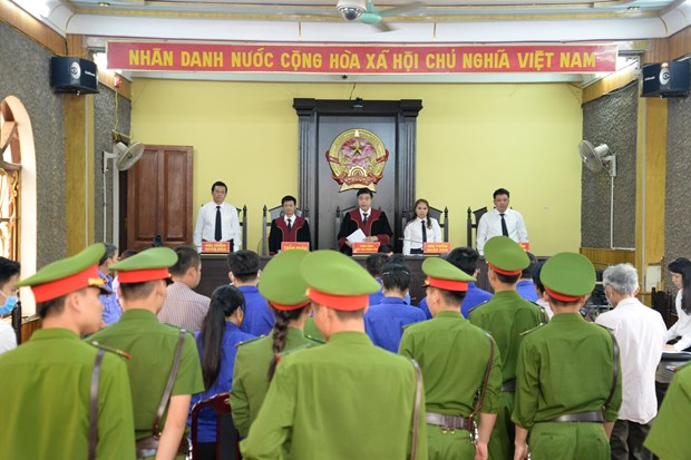  Hội đồng xét xử đọc bản tuyên án 12 bị cáo. (Ảnh: Hữu Quyết/TTXVN)