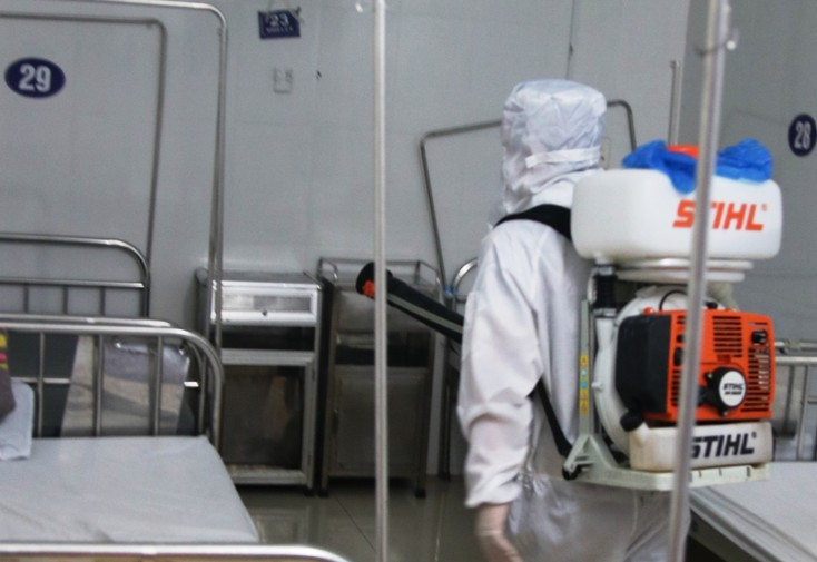   Các bệnh viện luôn chú trọng việc khử khuẩn nhằm bảo đảm môi trường làm việc, chăm sóc sức khỏe an toàn cho cán bộ y tế và người dân.
