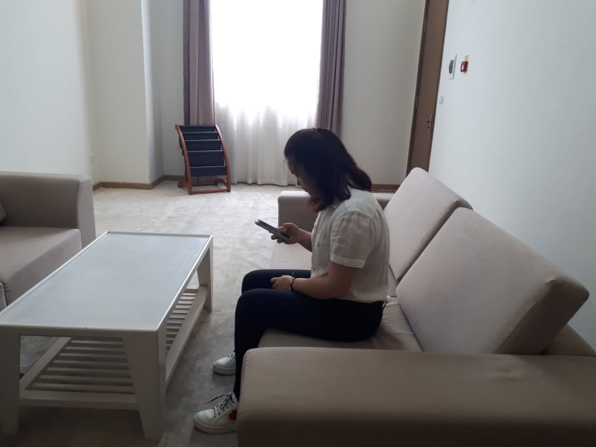   Trần Hà Bảo Phương thường lướt mạng để học trực tuyến. Ảnh: XM