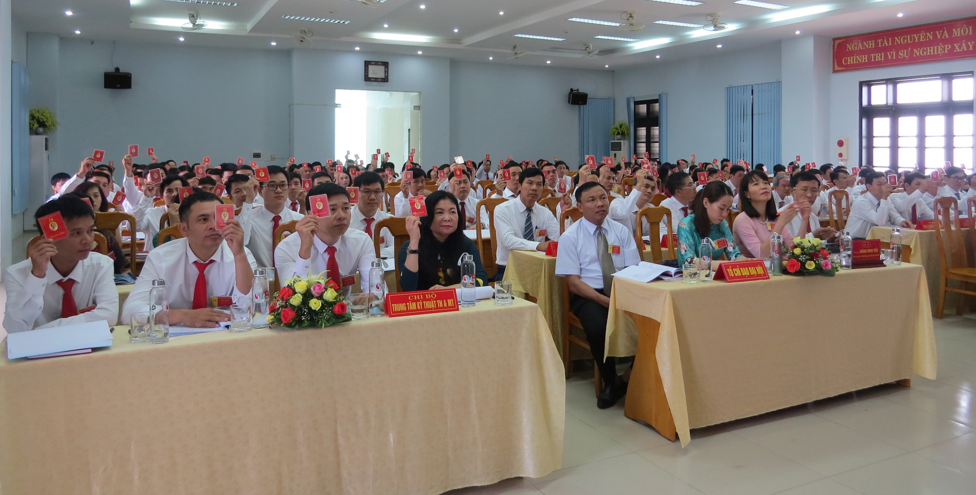 Đại hội biểu quyết thông qua Nghị quyết Đại hội khóa VIII nhiệm kỳ 2020 – 2025. 