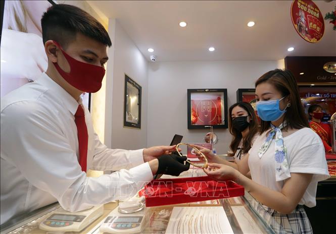   Khách mua bán tại Công ty vàng bạc đá quý Mạnh Hải. Ảnh minh họa: Trần Việt/TTXVN