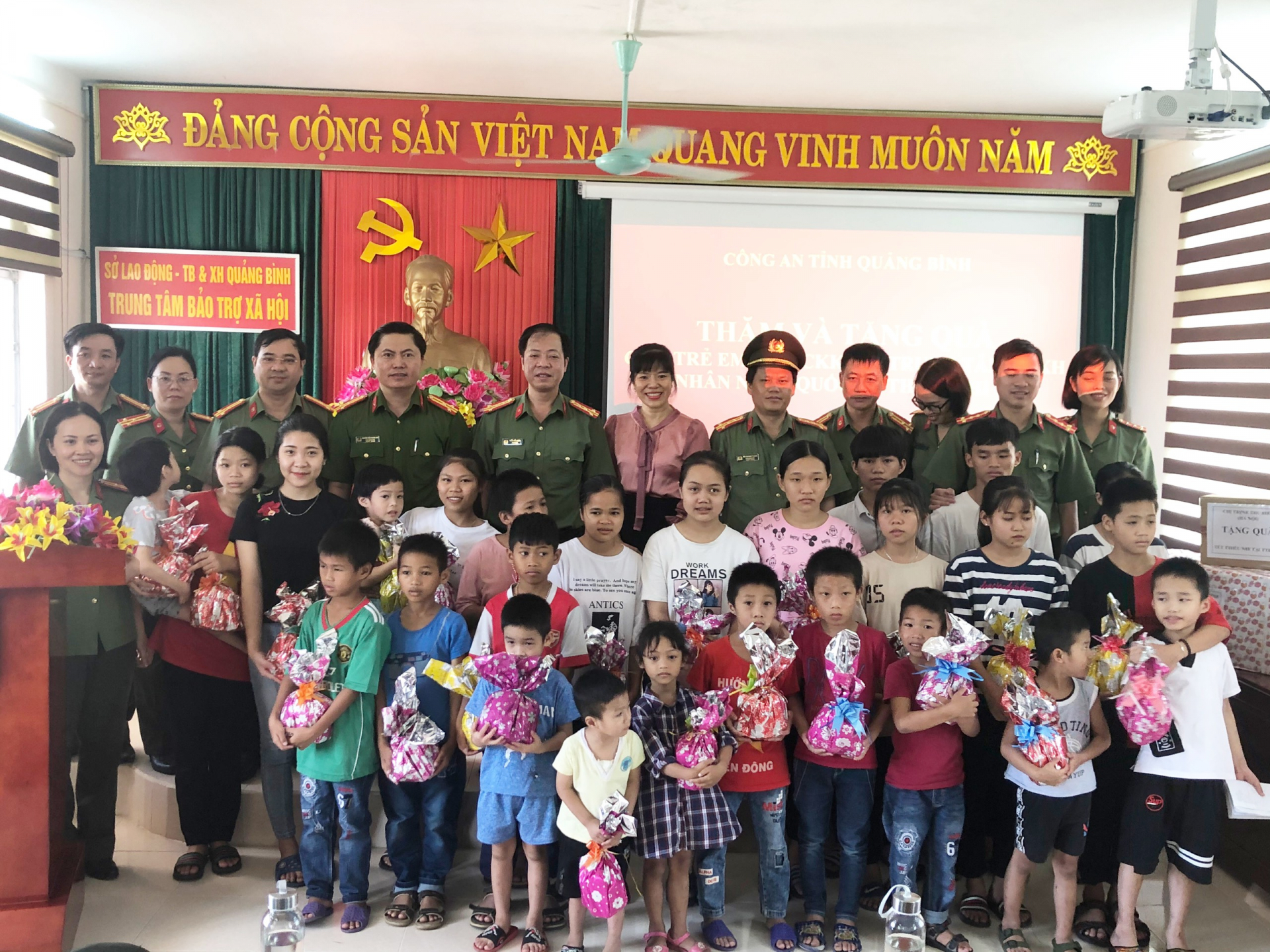 Đại tá Trần Hải Quân, Ủy viên Ban Thường vụ Tỉnh ủy, Giám đốc Công an tỉnh cùng đại diện các phòng, ban đã thăm và tặng quà cho các cháu đang được nuôi dưỡng tại Trung tâm Bảo trợ xã hội