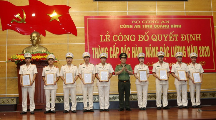   Trao quyết định thăng cấp bậc hàm cho một số đồng chí sỹ quan, chỉ huy.