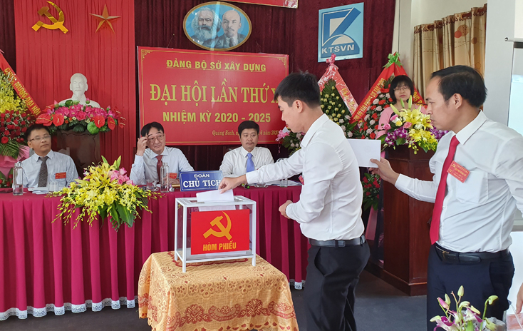 Các đại biểu bầu Ban Chấp hành Đảng bộ Sở Xây dựng nhiệm kỳ mới