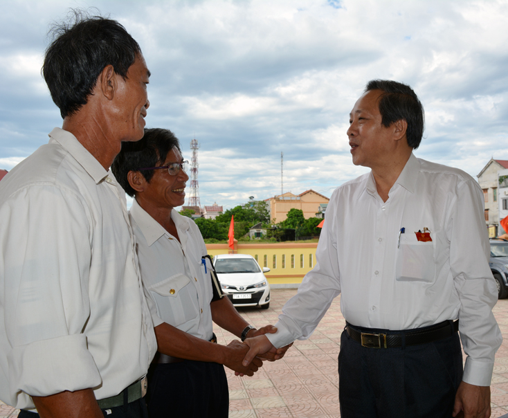Đồng chí Hoàng Đăng Quang, Ủy viên Trung ương Đảng, Bí thư Tỉnh ủy, Chủ tịch HĐND tỉnh trò chuyện với cử tri huyện Bố Trạch.