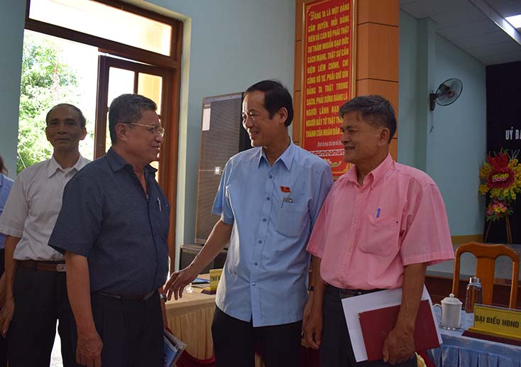 Đồng chí Trần Công Thuật, Phó Bí thư Tỉnh ủy, Chủ tịch UBND tỉnh, Trưởng đoàn ĐBQH tỉnh trò chuyện với cử tri TP. Đồng Hới trước kỳ họp thứ 14, HĐND tỉnh khóa XVII.