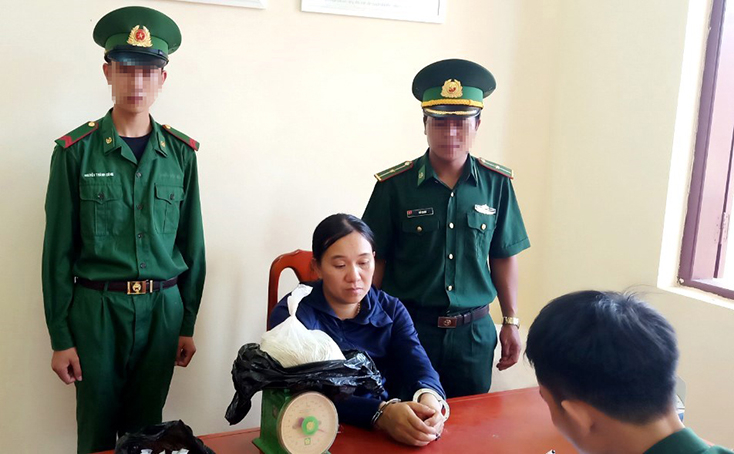  Cán bộ Đồn Biên phòng Lý Hòa đang tiến hành lấy lời khai đối tượng Hoàng Thị Lý.