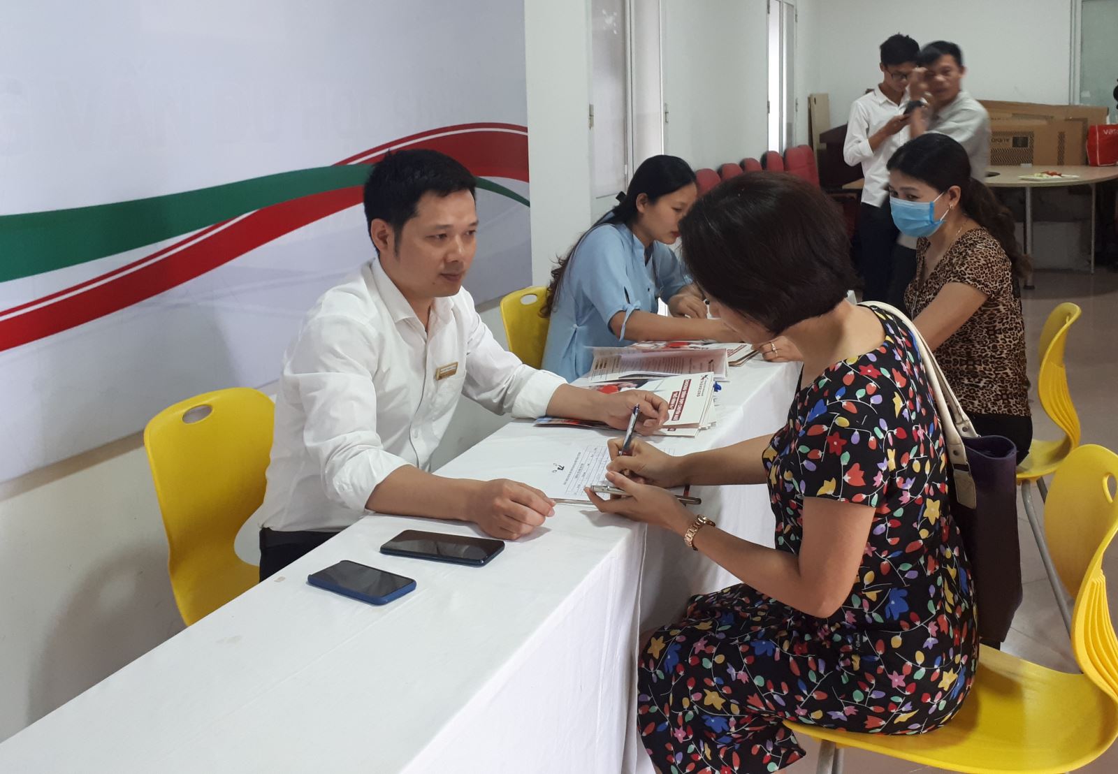  Tư vấn tuyển sinh trực tiếp tại các trường trung cấp, cao đẳng.
