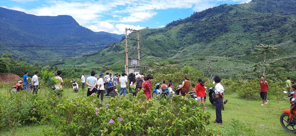 Người dân tập trung tại hiện trường vụ tai nạn.