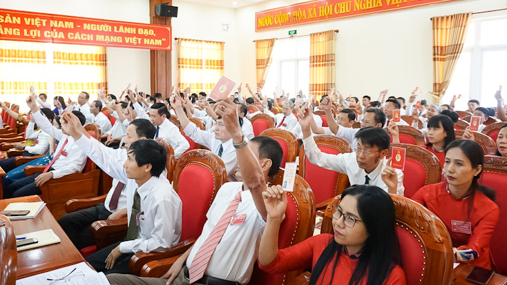 Các đại biểu biểu quyết thông qua Đề án nhân sự Ban Chấp hành Đảng bộ Cục Thuế tỉnh nhiệm kỳ 2020-2025.