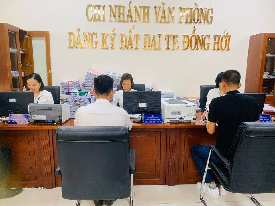 Dịch vụ tiếp nhận hồ sơ, trả kết quả giải quyết TTHC qua tin nhắn được triển khai thí điểm tại Chi nhánh Văn phòng Đăng ký đất đai thành phố Đồng Hới. 