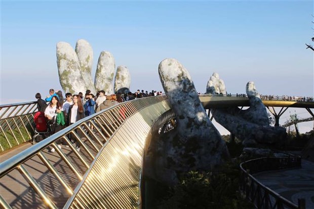 Khách đến tham quan Khu du lịch Bà Nà Hills (Đà Nẵng) sẽ được giảm giá vé và dịch vụ để khuyến khích người dân đi du lịch nội địa. (Ảnh: TTXVN)