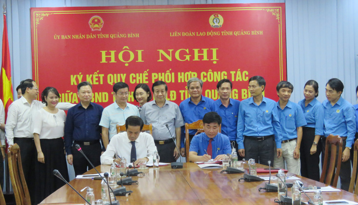 Đồng chí Trần Công Thuật, Chủ tịch UBND tỉnh và đồng chí Phạm Quang Long, Chủ tịch LĐLĐ tỉnh ký kết Quy chế phối hợp công tác mới giữa UBND tỉnh và LĐLĐ tỉnh.