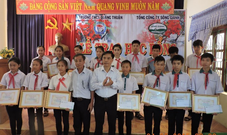   Đồng chí Nguyễn Đình Lực, Bí thư Đảng ủy, Phó Tổng giám đốc Công ty CP Tổng công ty Sông Gianh trao học bỗng cho học sinh Trường THCS Quảng Thuận, TX. Ba Đồn.