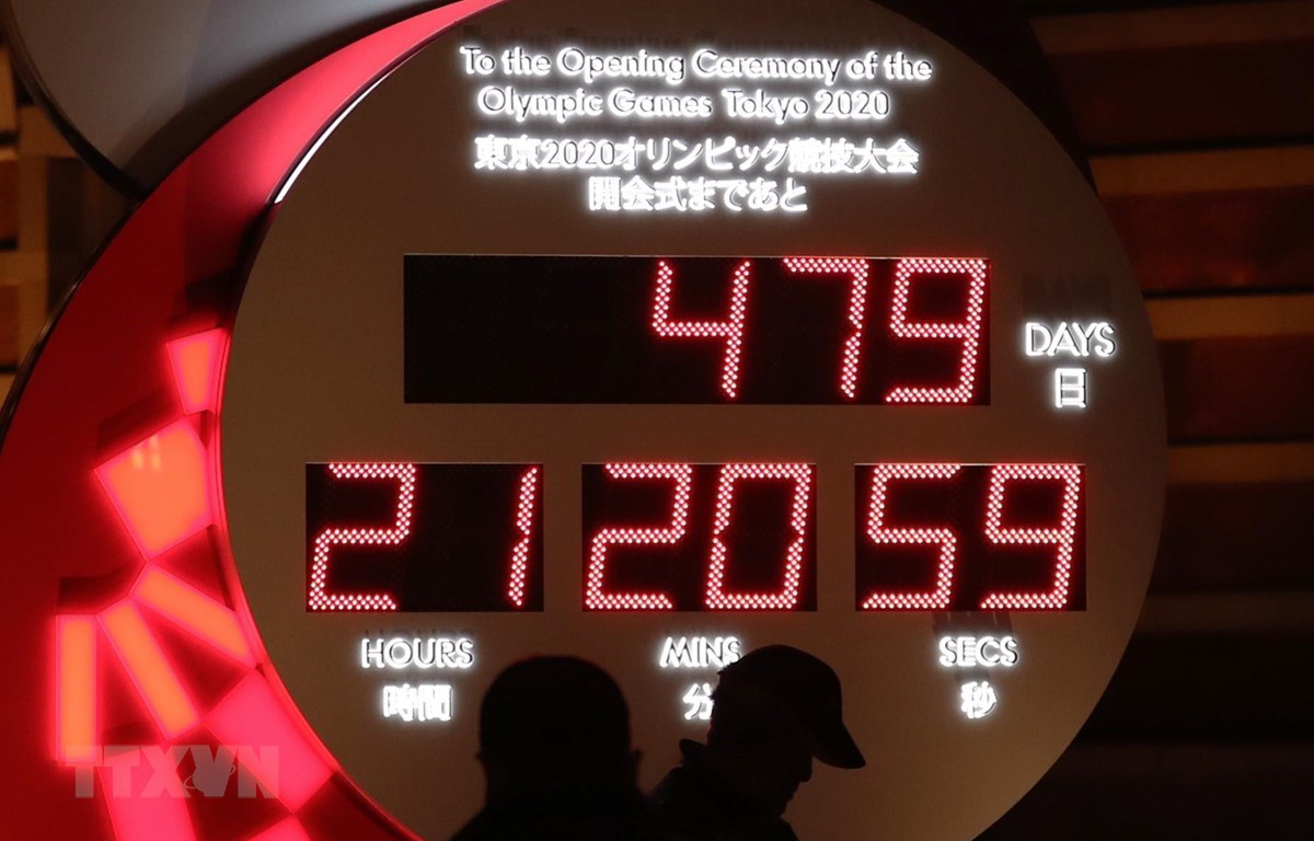 Đồng hồ đếm ngược tới Olympic Tokyo bên ngoài nhà ga Tokyo, Nhật Bản. (Ảnh: THX/TTXVN)