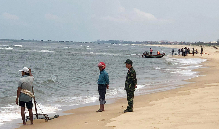 Bãi biển Trung Trạch, nơi vừa xảy ra vụ đuối nước thương tâm. 