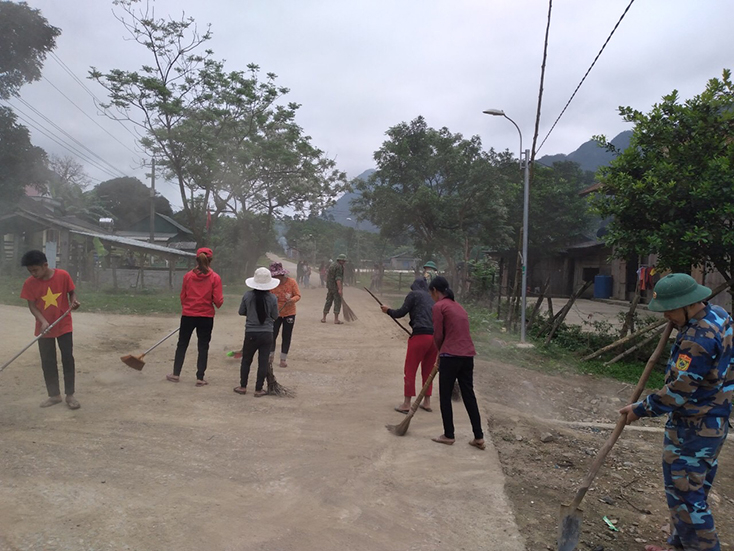 Bà con bản Mò O Ồ Ồ tham gia làm sạch đường làng ngõ xóm.