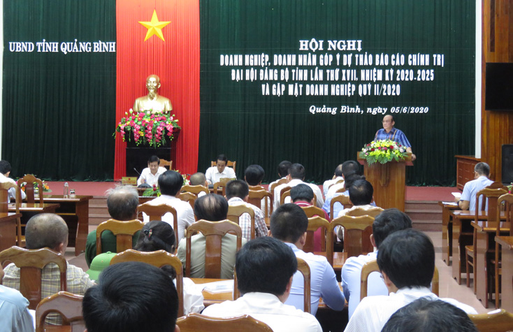 Các doanh nghiệp phát biểu góp ý vào Dự thảo Báo cáo chính trị Đại hội Đảng bộ tỉnh lần thứ XVII. 