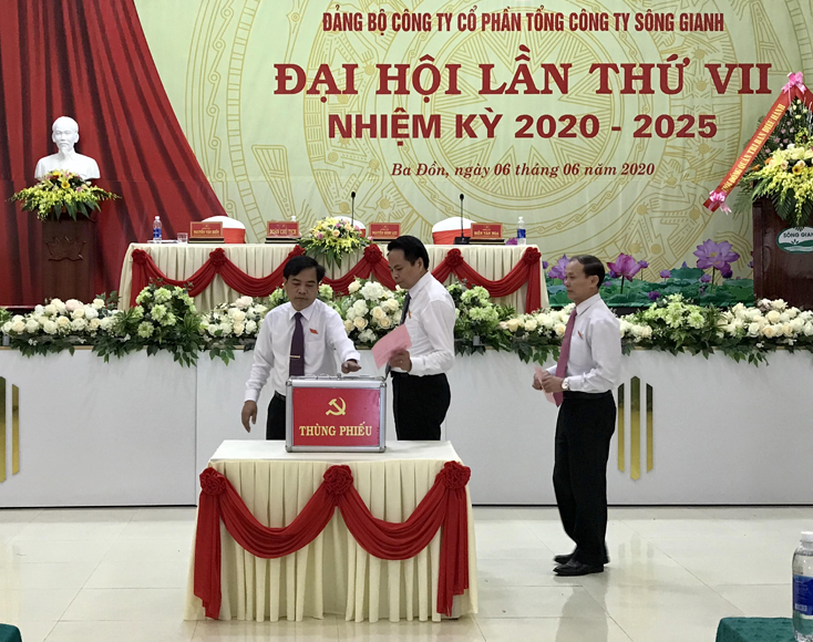 Các đảng viên bỏ phiếu bầu Ban Chấp hành Đảng bộ Công ty CP Tổng công ty Sông Gianh khóa VII