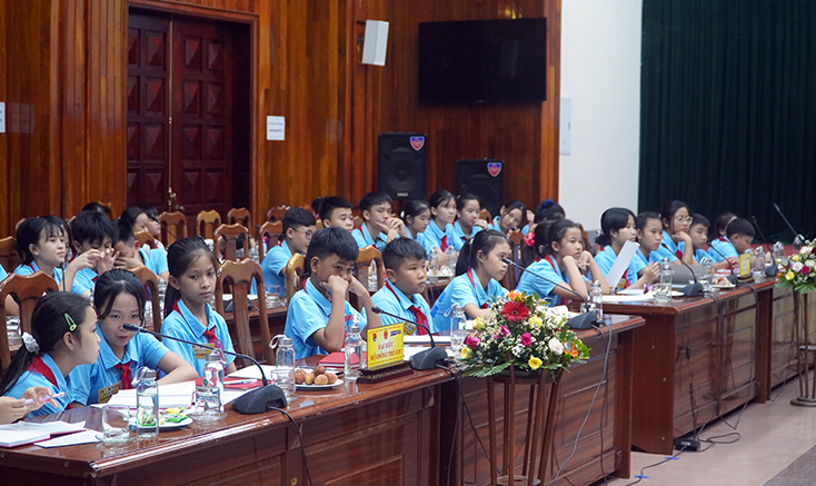 Các em học sinh tham gia chương trình đối thoại