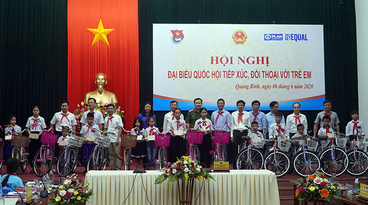 Đoàn ĐBQH tỉnh và các đơn vị, cá nhân tặng quà cho các em học sinh nghèo vượt khó học giỏi