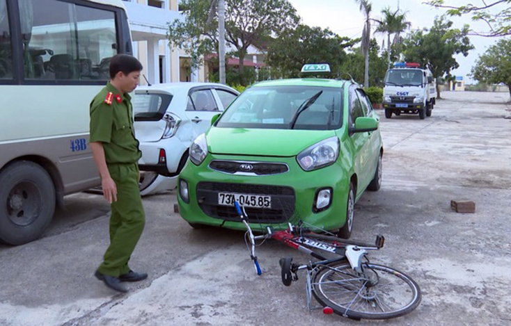 Công an huyện Quảng Trạch dựng lại hiện trường vụ tai nạn. 