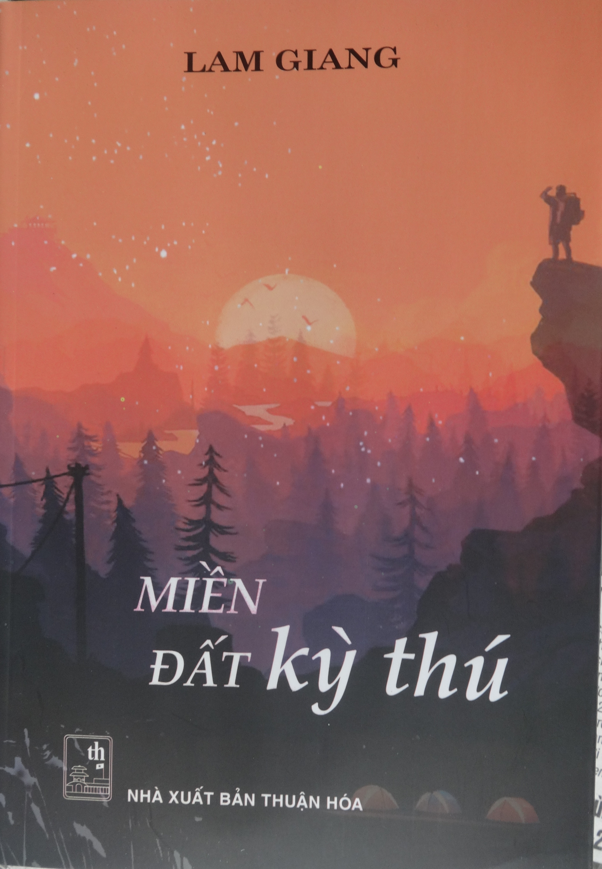  Trang bìa tập sách “Miền đất kỳ thú” của nhà báo Lam Giang.