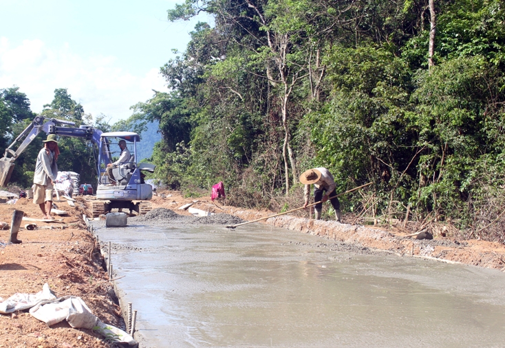 Công ty TNHH Thiết kế xây dựng 638 “vượt nắng thắng mưa” đẩy nhanh thi công đường vào bản Bạch Đàn.
