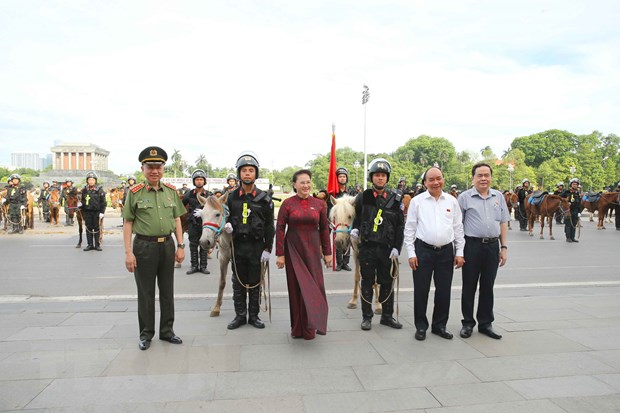Thủ tướng Nguyễn Xuân Phúc và Chủ tịch Quốc hội Nguyễn Thị Kim Ngân dự buổi ra mắt lực lượng Cảnh sát cơ động kỵ binh. (Ảnh: Doãn Tấn/TTXVN)