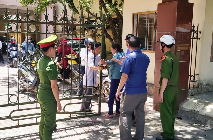  Mặc dù không được Công ty TNHH MTV Khai thác công trình Thủy lợi Quảng Bình mở cửa cho vào, nhưng bà Đào vẫn liên tiếp xô cổng và la hét.