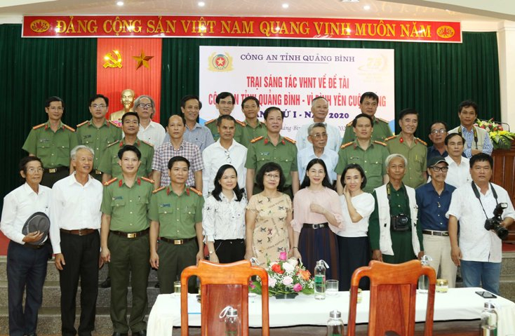   Các đại biểu và các văn nghệ sỹ tham gia trại viết chụp ảnh lưu niệm