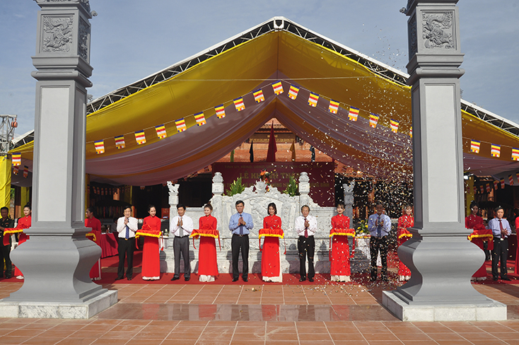 Các đồng chí lãnh đạo tỉnh cắt băng khánh thành Đền thờ Bác Hồ và các Anh hùng liệt sỹ.