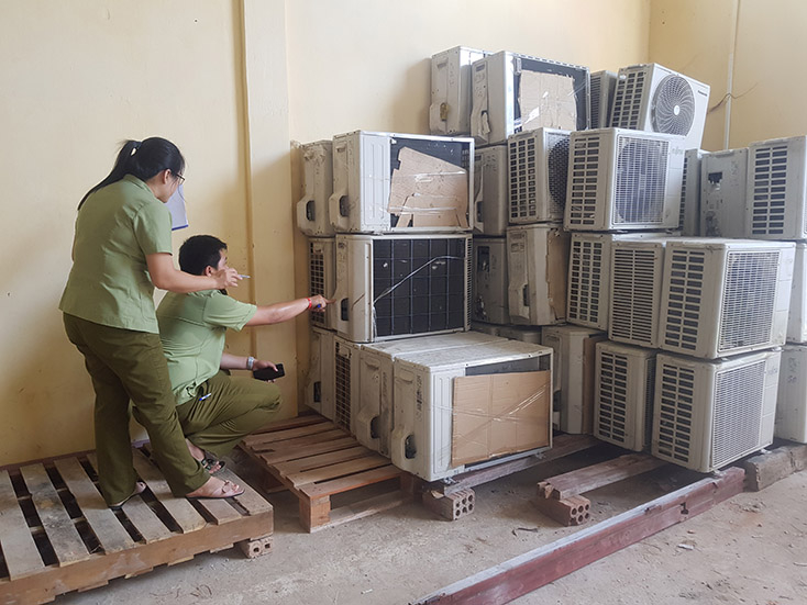 Lực lượng chức năng kiêm kê số hàng nhập lậu