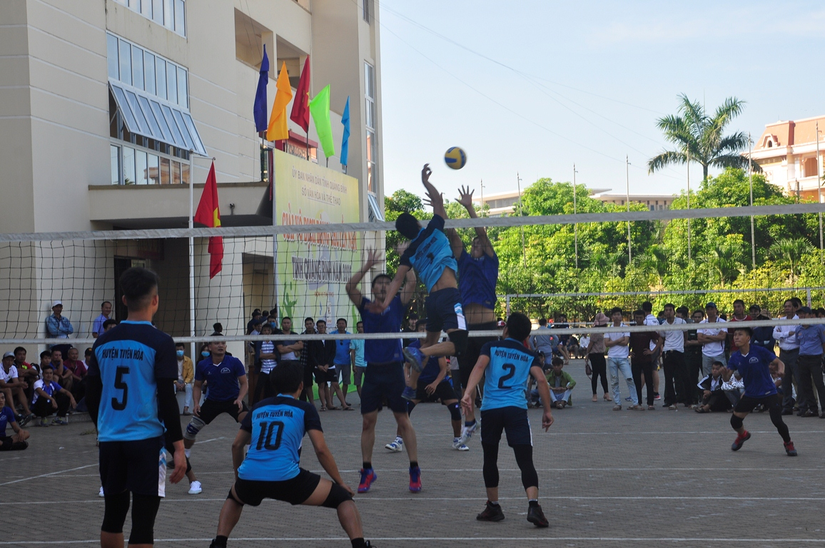 Trận đấu khai mạc giải