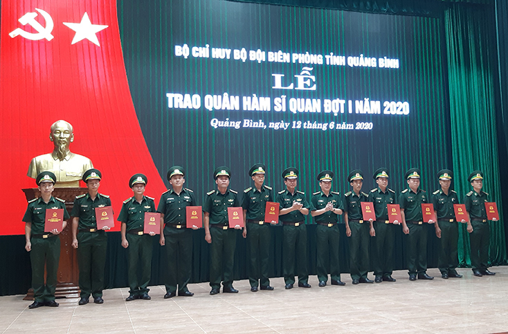 Thừa ủy quyền Bộ Tư lệnh BĐBP, Thủ trưởng Bộ Chỉ huy BĐBP tỉnh trao quyết định cho cán bộ được thăng quân hàm, nâng lương đợt này