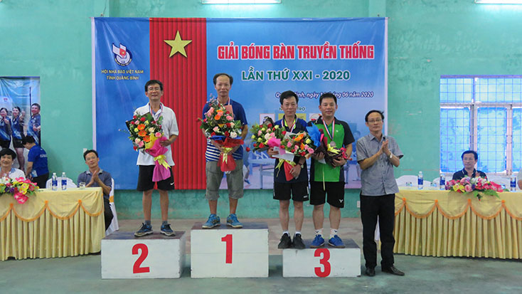 Ban Tổ chức trao giải cho các VĐV thi đấu nội dung đơn nam