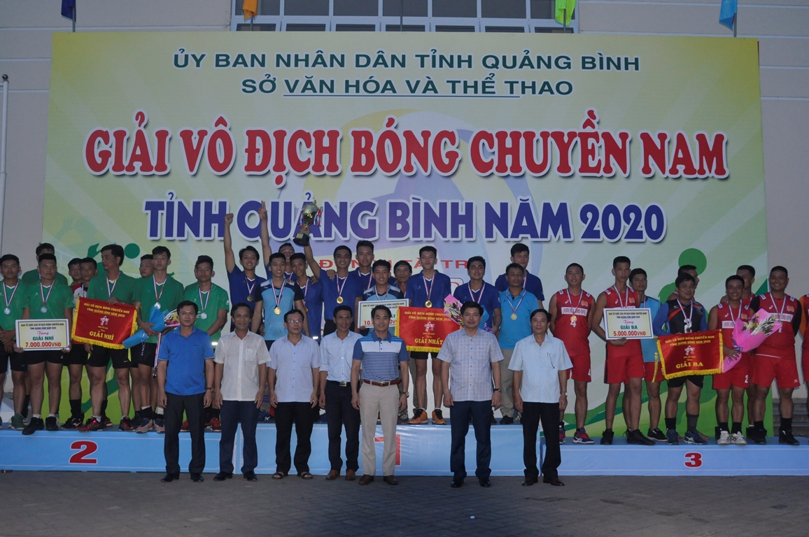 Ban Tổ chức trao giải thưởng cho các đội bóng đoạt giải.