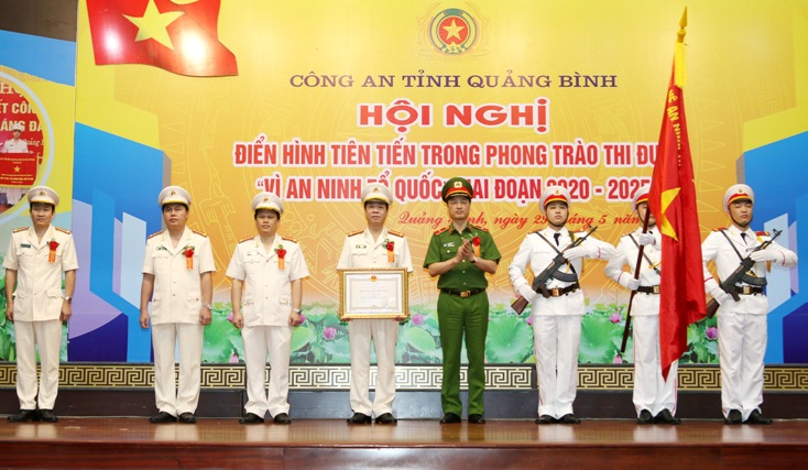 Thừa ủy quyền của Chủ tịch nước, đồng chí Thiếu tướng Nguyễn Duy Ngọc, Thứ trưởng Bộ Công an trao Huân chương Chiến công hạng Ba cho Công an tỉnh Quảng Bình.