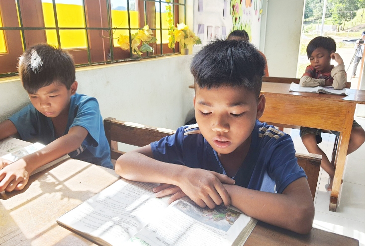 Trong cái nóng hầm hập, các em vẫn miệt mài học.