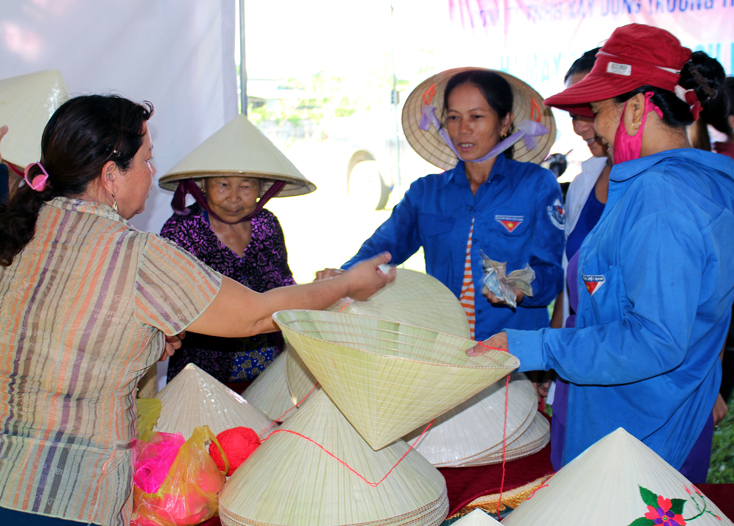 Những năm qua, phiên chợ đưa hàng Việt về nông thôn, miền núi đã phát huy tốt hiệu quả.
