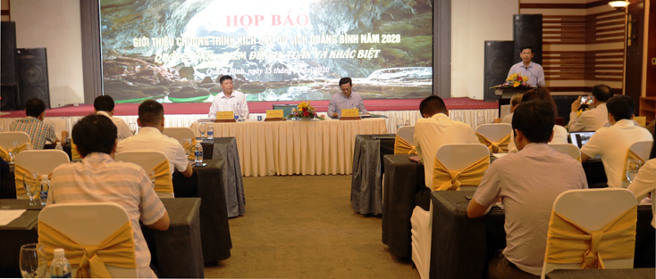 Toàn cảnh buổi họp báo.