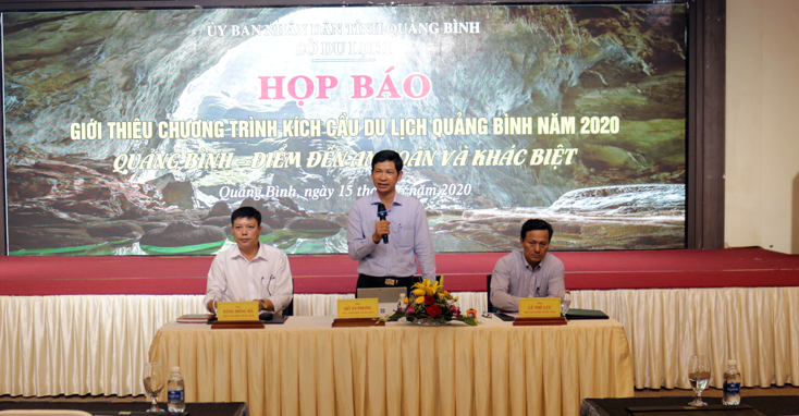Đại diện lãnh đạo Sở Du lịch trả lời các câu hỏi, ý kiến của các cơ quan thông tấn, báo chí.