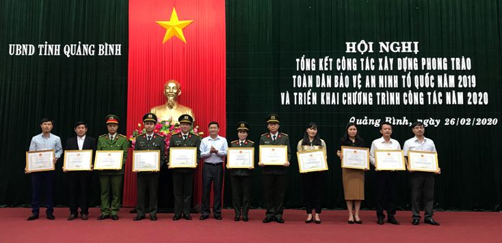     Nhiều tập thể có thành tích xuất sắc trong thực hiện phong trào toàn dân bảo vệ ANTQ năm 2019 đã được Chủ tịch UBND tỉnh tăng bằng khen.